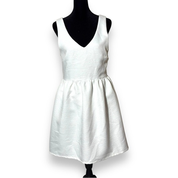 Chic White Sleeveless Thick Strap Racerback Style Bubble Skirt V-Neck Mini-Dress - Picture 1 of 16